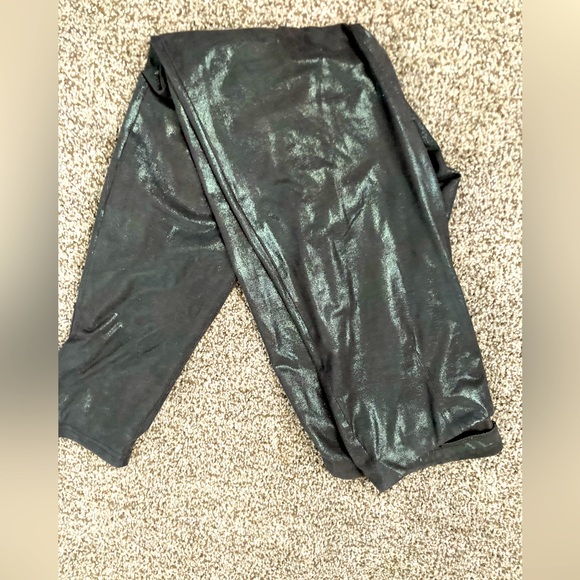 Super shiny pants S small/petite. Flattering and fit loose in the waist. Hue - Picture 1 of 4